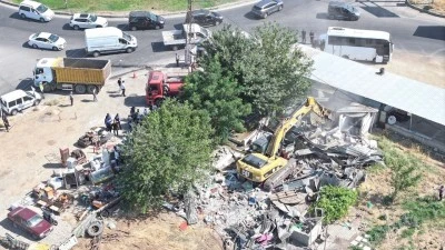 BELEDİYE RUHSATSIZ YAPILARI YIKIYOR
