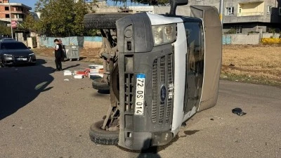 HİLAL MAHALLESİ’NDE İKİ ARAÇ ÇARPIŞTI