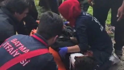 MOTOSİKLET S&Uuml;R&Uuml;C&Uuml;S&Uuml; ARACIN ALTINDA KALDI 