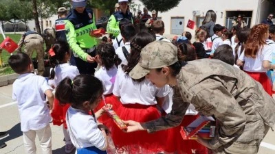 JANDARMA, &Ccedil;OCUKLARIN OYUN ARKADAŞI OLDU