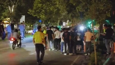 OTOMOBİL AYDINLATMA DİREĞİNE ÇARPTI: 1 YARALI