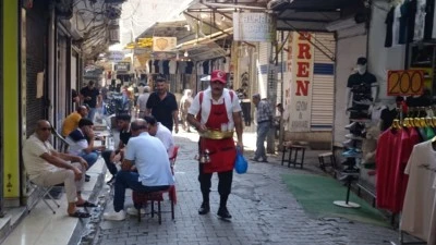 MEYAN ŞERBETİ SATARAK 5 ÇOCUĞUNU OKUTTU