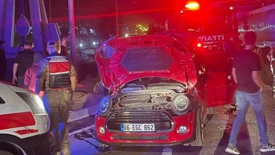 ESKİ &Ccedil;&Ouml;P KAVŞAĞI&rsquo;NDA KAZA: 3 YARALI