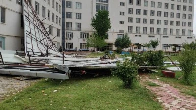 ERKEK YURDUNUN ÇATISI UÇTU
