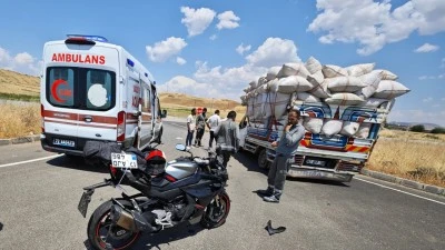 MOTOSİKLET İLE KAMYONET &Ccedil;ARPIŞTI: BİR YARALI