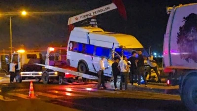 &Ccedil;&Ouml;P KAMYONU İLE MİNİB&Uuml;S &Ccedil;ARPIŞTI