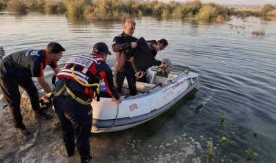 BARAJ KAPAKLARI AÇILDI, AİLE SUYUN ORTASINDA KALDI