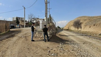 RAYLARIN YANI BAŞINDA YALNIZ BİR MEZAR!