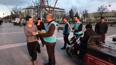 İLK İFTARDA YOLDAKİ VATANDAŞA EL UZATTILAR