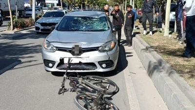 BATMAN’DA ARAÇ, BİSİKLETLE ÇARPIŞTI