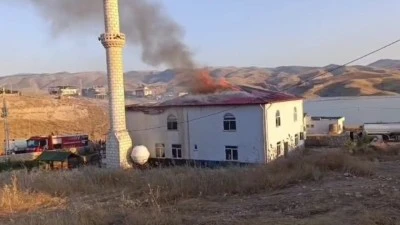 CAMİ &Ccedil;ATISINDA KORKUTAN YANGIN