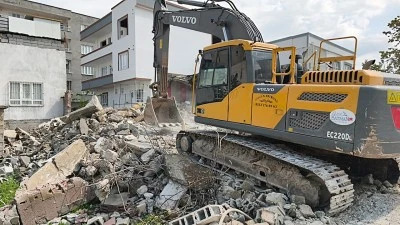 TEHLİKE SA&Ccedil;AN YAPI YIKILDI