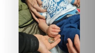 PARMAĞI SIKIŞAN &Ccedil;OCUĞU İTFAİYE KURTARDI