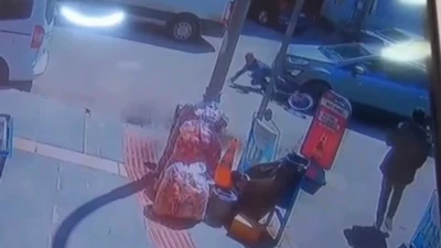 OTOMOBİLİN ALTINDA METRELERCE S&Uuml;R&Uuml;KLENDİ