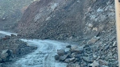 DEV KAYALAR K&Ouml;Y YOLLARINI KAPATTI