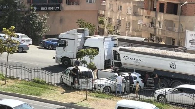 MUCUR YÜKLÜ TIR İKİ OTOMOBİLE ÇARPTI