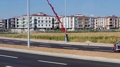 YERE D&Uuml;ŞEN BAYRAĞI G&Ouml;R&Uuml;NCE TRAFİĞE ALDIRMADI