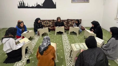 ÖĞRENCİLER KUR'AN'I KERİM ÖĞRENİYOR