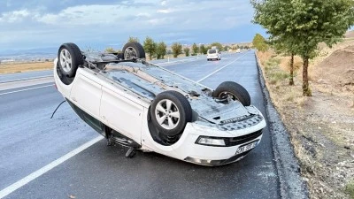 KONTROLDEN ÇIKAN OTOMOBİL TAKLA ATTI
