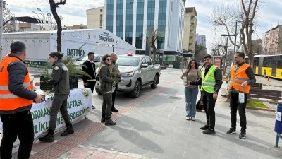 VATANDAŞLARA &Uuml;CRETSİZ FİDAN DAĞITILDI
