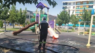 PARKLARDA KAPSAMLI TEMİZLİK