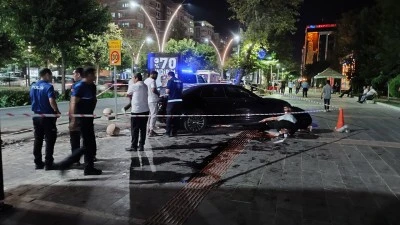 KONTROLDEN &Ccedil;IKAN OTOMOBİL AYDINLATMA DİREĞİNE &Ccedil;ARPTI