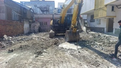 AYDINLIKEVLER&rsquo;DE TEHLİKELİ METRUK YAPI YIKILDI