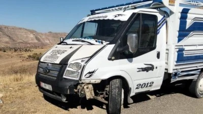 PİKAP İLE OTOMOBİL KAFA KAFAYA ÇARPIŞTI