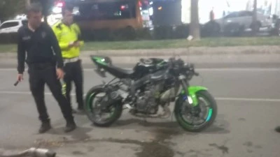 MOTOSİKLET YAYAYA ÇARPTI: 2 AĞIR YARALI