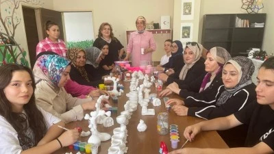HEM MESLEK ÖĞRENİYOR HEM ÇEYİZ HAZIRLIYORLAR