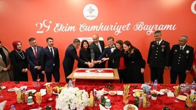 CUMHURİYETİN 102. YILINA ÖZEL PASTA KESİLDİ