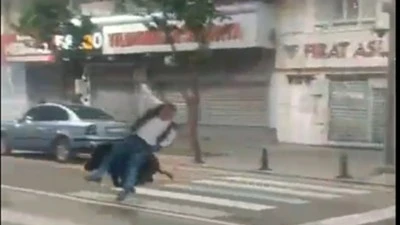 ŞEHİR MERKEZİNE İNEN DOMUZ VATANDAŞA &Ccedil;ARPTI