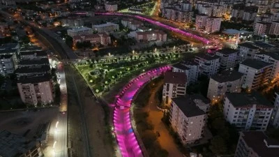 BATMAN PEMBE IŞIĞA BÜRÜNDÜ