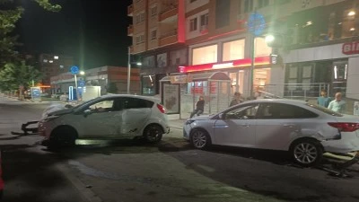 TURGUT ÖZAL BULVARI’NDA TRAFİK KAZASI: 2 YARALI