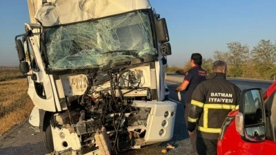 BATMAN’DA TIR KAZASI: SÜRÜCÜ ARAÇTA SIKIŞTI