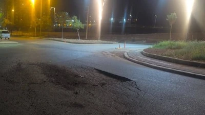 ASFALT ÇÖKMESİ TRAFİK KAZASINA SEBEP OLDU