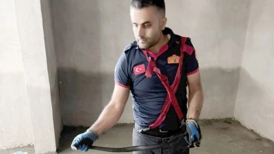 SİTE BAH&Ccedil;ESİNDE YAKALANAN YILAN DOĞAYA SALINDI