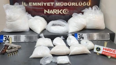İKİZ PLAKALI ARA&Ccedil;TA Y&Uuml;KL&Uuml; MİKTARDA UYUŞTURUCU