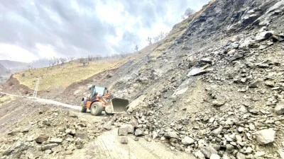 ŞİDDETLİ YAĞIŞ KÖY YOLLARINI ULAŞIMA KAPADI