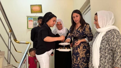 KAPI KAPI DOLAŞIP HALKLA BAYRAMLAŞTILAR