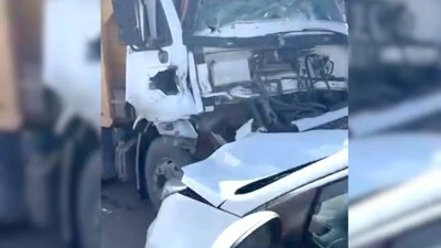 HAFRİYAT KAMYONU 2 OTOMOBİLE ÇARPTI