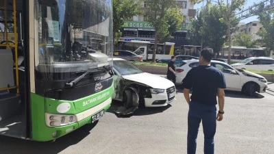 OTOBÜS VE İKİ OTOMOBİL ÇARPIŞTI
