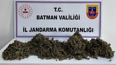 4 KİLO UYUŞTURUCUYLA YAKALANDI