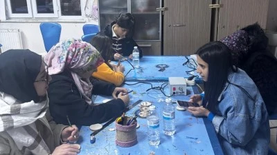 AHŞAP YAKMA KURSUYLA SINAV STRESİ ATILIYOR