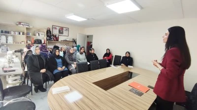 KADINLAR HAKLARINI &Ouml;ĞRENEREK G&Uuml;&Ccedil;LENİYOR