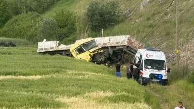TIR ŞARAMPOLE YUVARLANDI