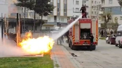 &Ccedil;OCUK PARKINDA KORKUTAN YANGIN