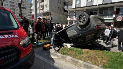 İKİ OTOMOBİL &Ccedil;ARPIŞTI: ARA&Ccedil;LAR TAKLA ATTI