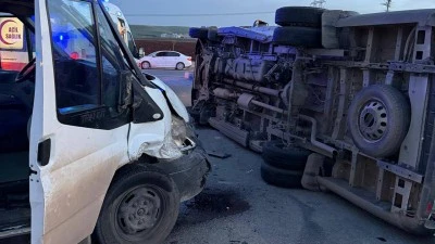 SERVİS ARACI DEVRİLDİ