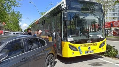 YANLIŞ PARK TRAFİĞİ AKSATTI, OTOB&Uuml;SLER GE&Ccedil;EMEDİ